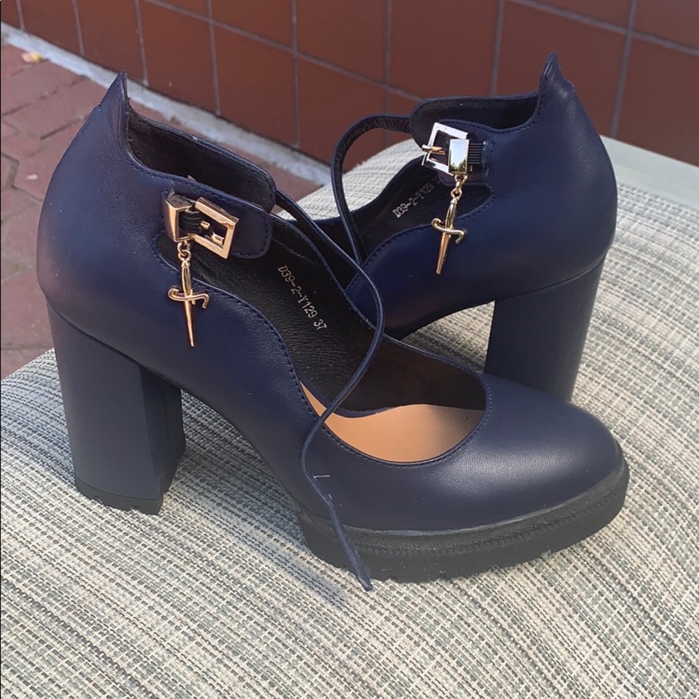 Shoes - Picture 3 of 4